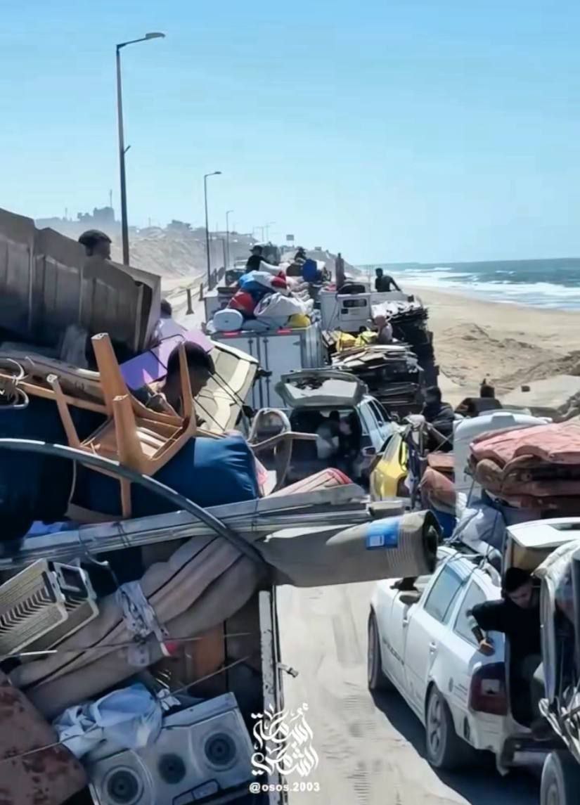Displacement convoy by Gaza beach