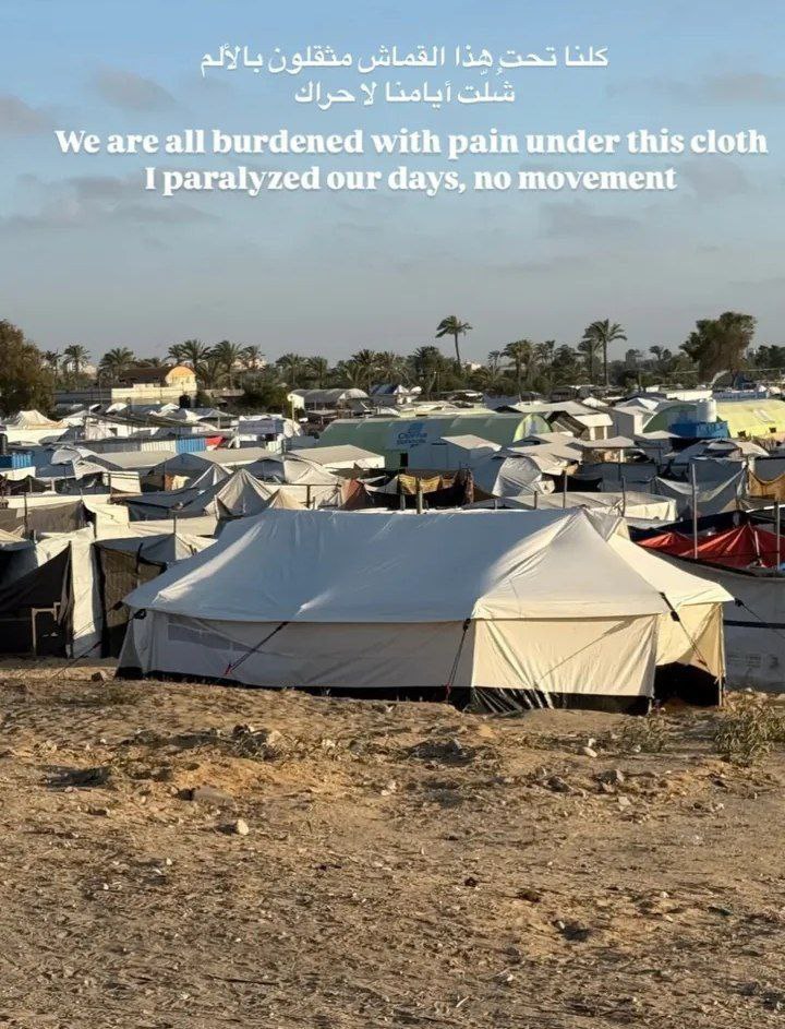Tents of displaced families with bilingual caption